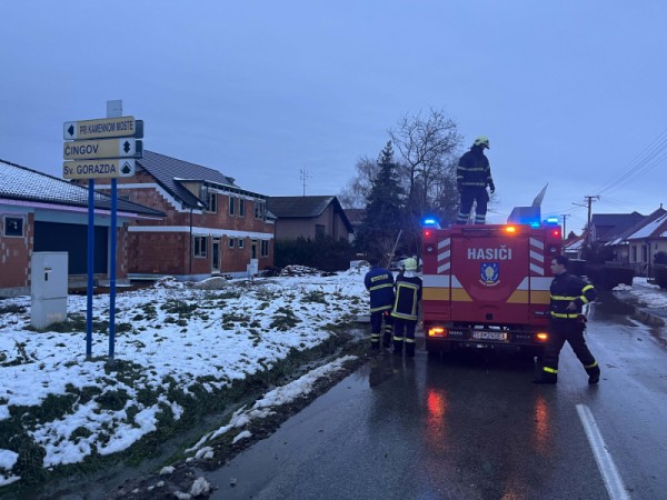 Močenskí hasiči počas Vianoc pomáhali