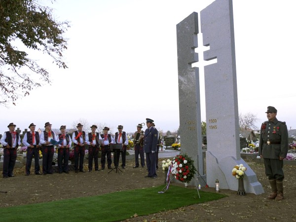 Slávnostné odhalenie pamätníka venovaného obetiam svetových vojen