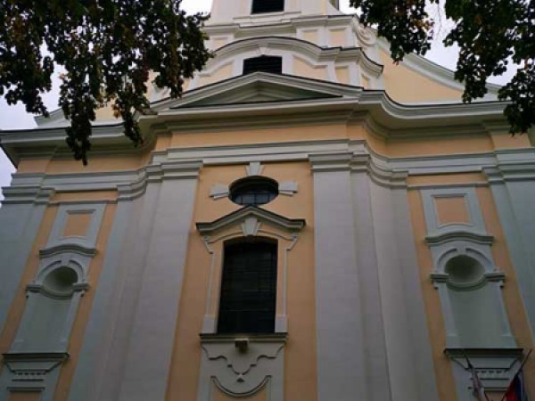 Opravená fasáda kostola