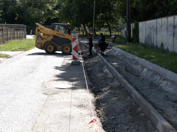 Práce na ceste a parkovisku v ulici Dekana Dubravického