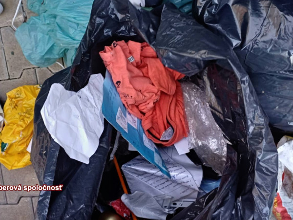 Odpad v zberových kontajneroch textilu