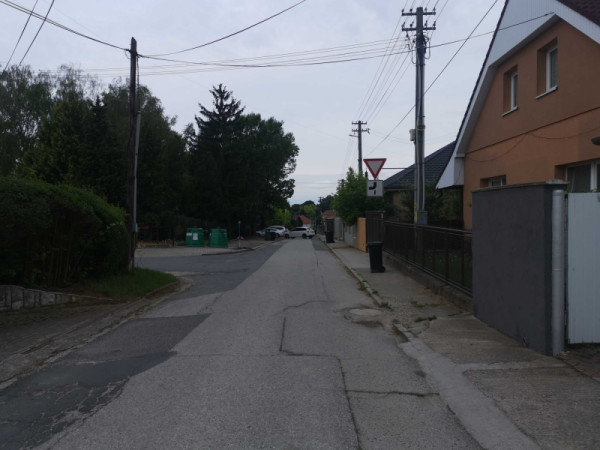 Zmena hlavnej cesty na križovatke pri materskej škole