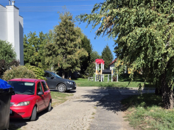 Výzva pre vodičov a majiteľov motorových vozidiel, aby neparkovali svoje vozidlá v priestoroch medzi bytovkami na ulici A. Hlinku